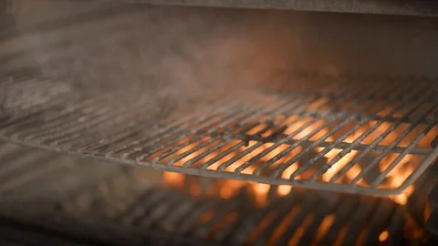 Close up of grated barbecue grill with a slice of meat Vídeos de archivo 121850410