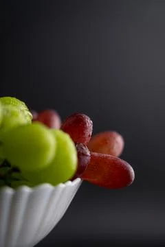 Close-Up of Green and Red Grapes with Water Drops on Black Background Foto stock