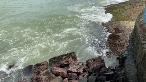 Close up green ocean waves and foam hitting on the rocks beach Stock-Footage 164871949