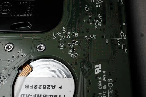 Close-up green printed circuit board with metallic disc Foto stock
