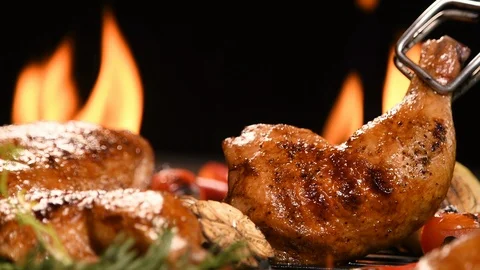 Close up grill roast bbq chicken on the flaming grill . 4k Vidéo 125417363