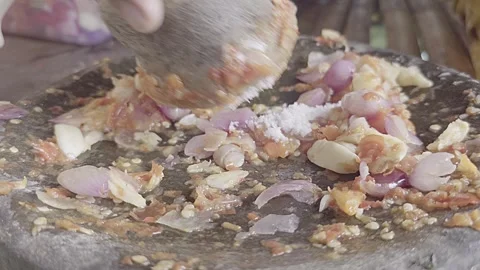 Close-Up Grinding Spices with Mortar and Pestle in Traditional Kitchen Vídeos de archivo 332565142