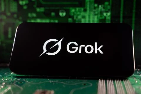 Close up of Grok logo on device with circuit board background. Toronto, Canada - Foto stock