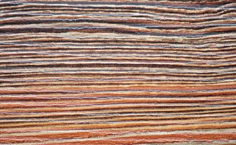 Close-up of the grooved surface of the natural pattern of natural dark wood. Foto stock