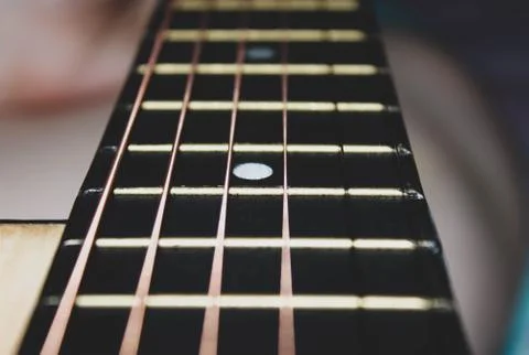 Close-up of a guitar neck with six strings. Foto stock