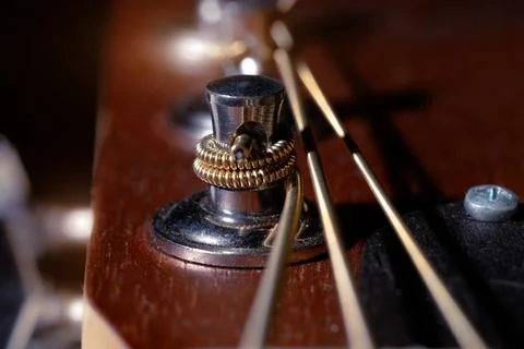 Close-up of guitar strings and tuning peg in detailed view Stock-Fotos