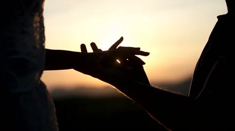 Close up of guy putting engagement ring to his girlfriend at sunset. Видео 61798768