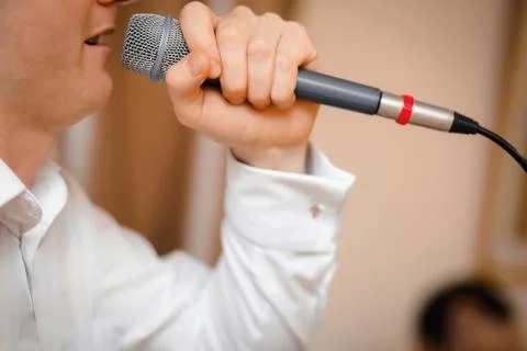 Close-up Guy singing into the microphone close-up. Profile of emotionally sin Foto stock