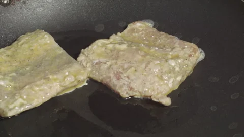Close-up of hake fish pieces frying in a pan Vídeo Stock 314808923
