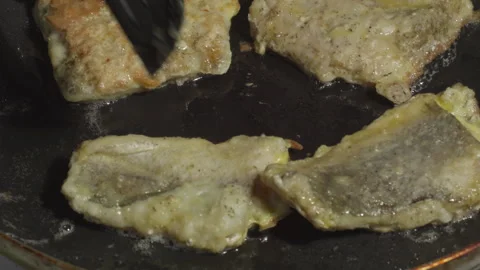 Close-up of hake fish pieces frying in a pan Stock-Footage 314809293