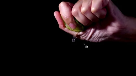 Close up of half and whole fresh lime juicy. hand squeezing lime juice from a Stock-Footage 336588543