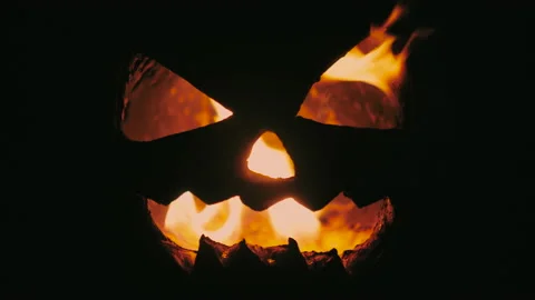 Close-up of a Halloween Pumpkin is on fire 스톡 동영상 140369031