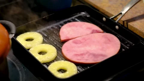 Close-up of Ham Slices and Pineapple Rings Sizzling on Indoor Grill Pan 库存影片 332178941