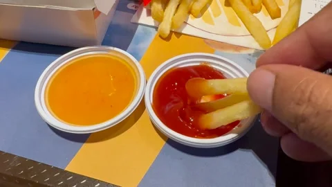 Close-Up of Hand Adding Sauce to French Fry Vídeo Stock 279053712