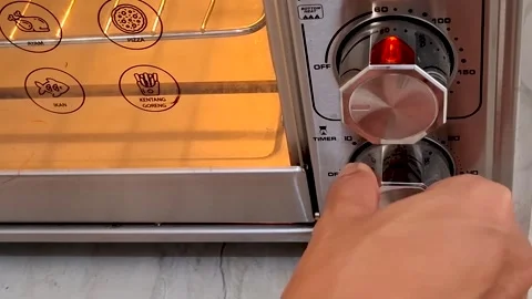 Close up of Hand Adjusting Oven Dials for Cooking 스톡 동영상 342783529