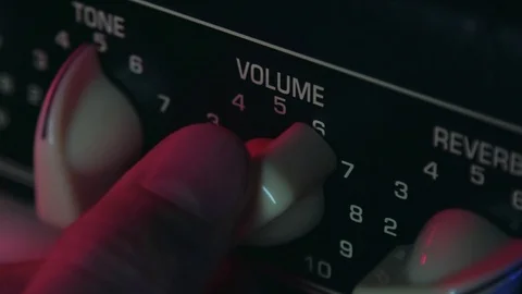Close up of Hand Adjusting Volume button of Amplifier Vídeos de archivo 124086200