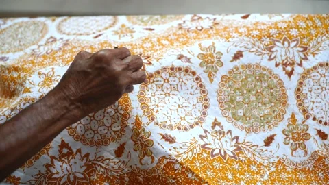 Close Up hand and canting, making Batik Tulis Indonesia Stock Footage 143974457
