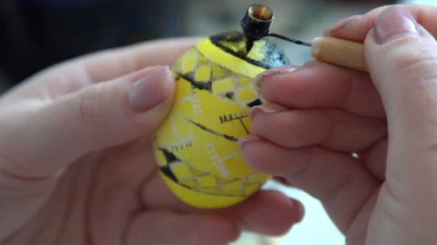 Close-up. hand with a brush draws a pattern on a chicken egg. Easter holiday. Stock-Footage 127957349