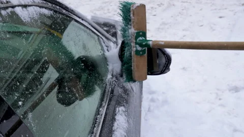 Close-up of Hand Brushing Thick Snow from Car Mirror Vidéo 347817319