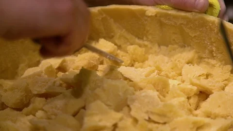 Close up hand of chef choping big parmesan wheel Video stock 104018089