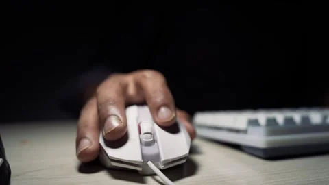 Close-up hand clicking computer mouse with keyboard background 库存影片 334285767