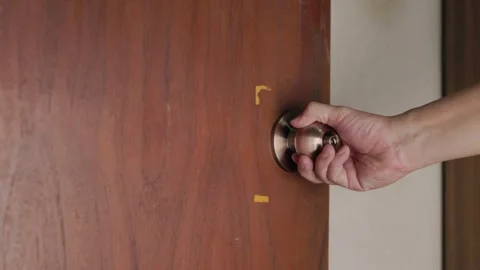 Close-up of a hand closing and locking a door. 库存影片 312399290