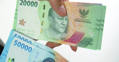 Close up of hand counting small amount of Indonesian Rupiah, small Stock Footage 232086319