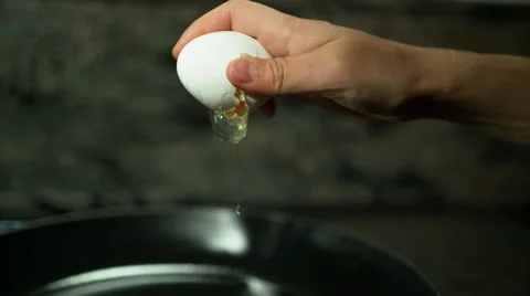 Close up of hand cracking an egg over pan in super slow-motion 스톡 동영상 60113811