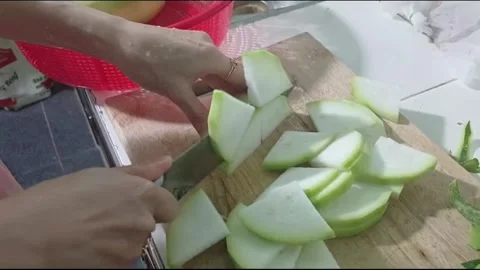 Close Up Hand Cutting Winter Melon for Homemade Soup in Rustic Kitchen Vídeos de archivo 335881380