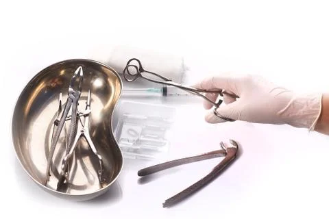 Close up hand dentist is selecting a tool used to treat patient teeth. Foto stock