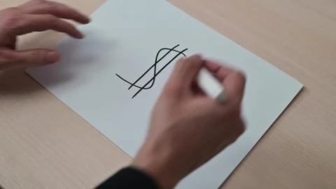 Close-up of a hand drawing a dollar sign and a red downward arrow. Fall, loss, Vidéo 337549963
