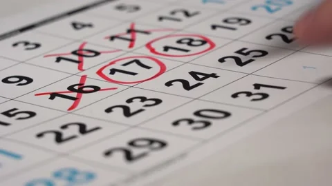 Close-up Hand Draws Red Marker Number on the Calendar. Vídeo Stock 165992608