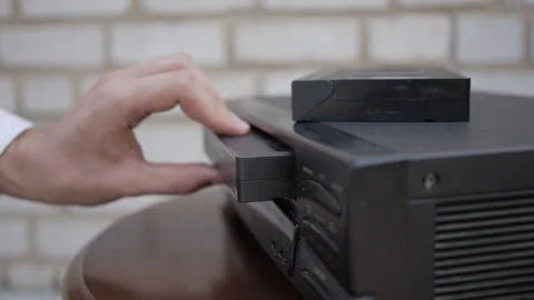 Close Up Of Hand Ejecting Vhs Cassette Tape From Video Player Vídeos de archivo 328609657
