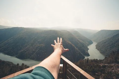 Close up of a hand in front of a super massive river in the middle of the f.. Foto stock