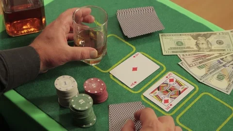 Close-up hand at the gambling table twists the glass. Vidéo 141412618