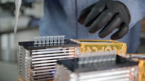 Close up hand in gloves closing tubes box in laboratory Vídeo Stock 112158765