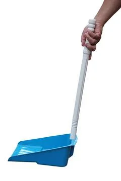 Close up hand hold s plastic dustpan Foto stock