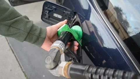 Close up Hand holding faucet atomizer for refueling Process of car refilling, 库存影片 336569699