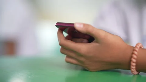 Close up hand holding smart phone for use searching data to learning in class Vídeos de archivo 217865238