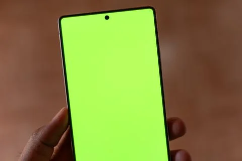 Close-up of Hand Holding Smartphone with Green Screen Mockup Chroma Key. Stockfoto's