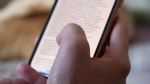 Close-up of hand holding a smartphone with a text document opened on the screen Vidéo 270953320