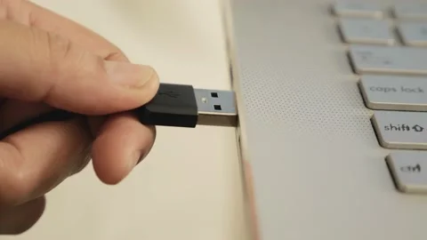 Close up of hand inserting plugging data cable into usb port in laptop, data Vídeo Stock 152717360