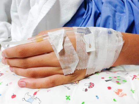 Close up of hand with  IV solution in a patients in hospital with saline intr Foto stock