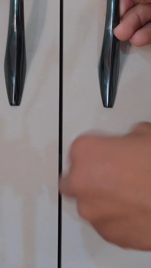 Close up of hand locking a metal safe locker door Stock-Footage 332654170