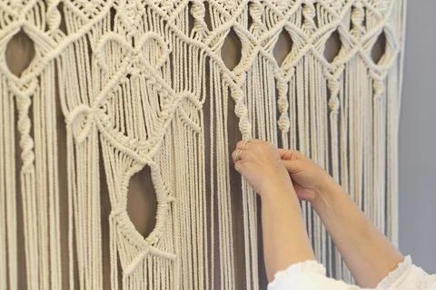 Close-up of hand made macrame texture pattern. ECO friendly modern knitting Foto stock