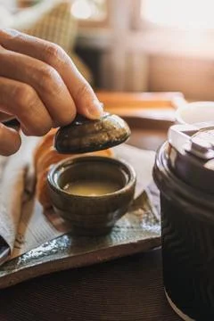 Close up of hand making a simple tea. Foto stock