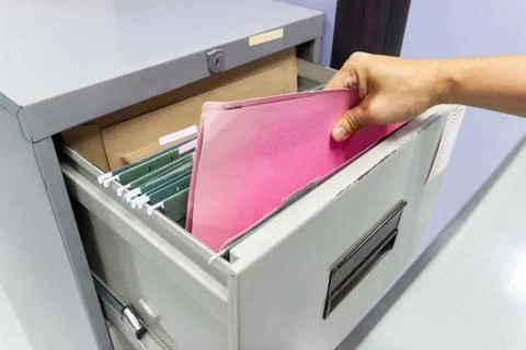 Close up Hand of Man Search files document in a file cabinet in work office 스톡 사진