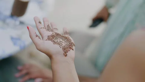 Close-up of a hand with a mehendi pattern. Henna tattoo 库存影片 236309921