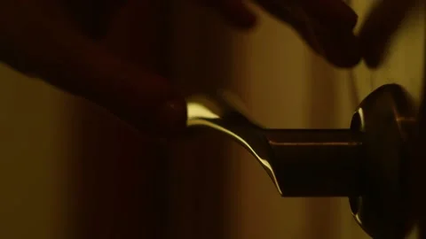 Close up hand open door. Door handle. Vidéo 130574653