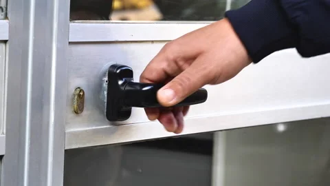 Close-up hand opening a store door Vídeo Stock 131040762